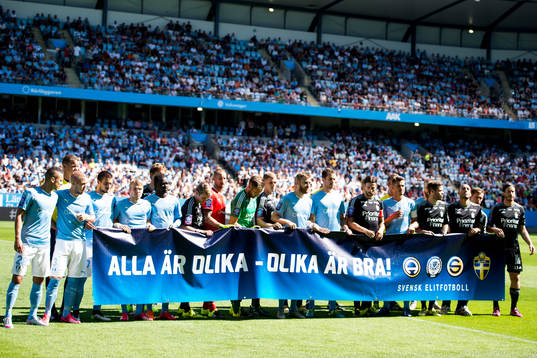 Malmö FF och IFK Göteborgs spelare håller upp en