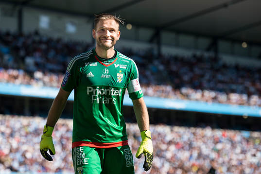 IFK Göteborgs målvakt John Alvbåge ler