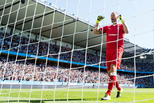 Malmö FFs målvakt Johan Wiland jublar