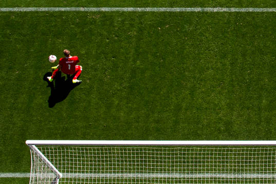 Malmö FFs målvakt Johan Wiland gör en räddning