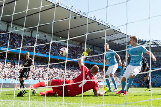 Malmö FFs målvakt Johan Wiland gör en räddning