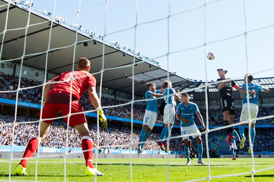 IFK Göteborgs Gustav Svensson nickar framför Malmö FFs
