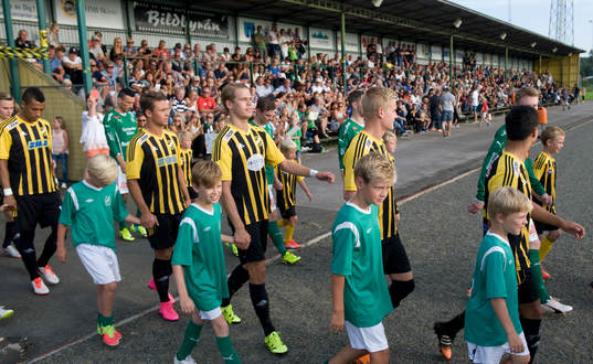 Lagen tågar in framför fyllda läktare