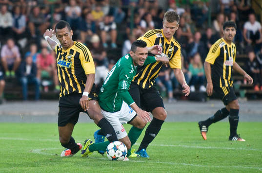Burhim Rexhepi blir nedtagen av två IFK_are