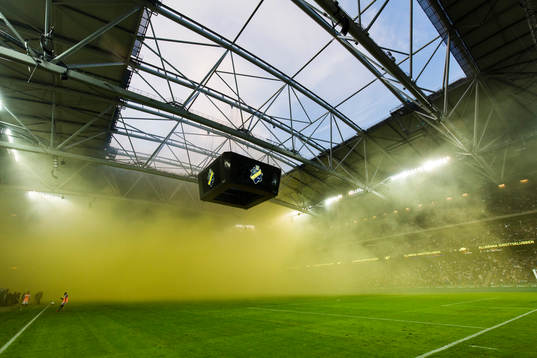 Spelarna tvingas avvakta andra halvlek pga pyroteknik