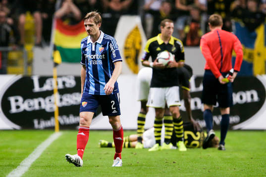 Djurgårdens Jesper Arvidsson får sitt andra gula kort och