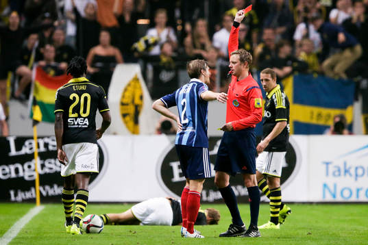 Djurgårdens Jesper Arvidsson får sitt andra gula kort och