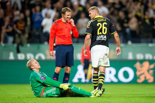s målvakt Patrik Carlgren grinar illa