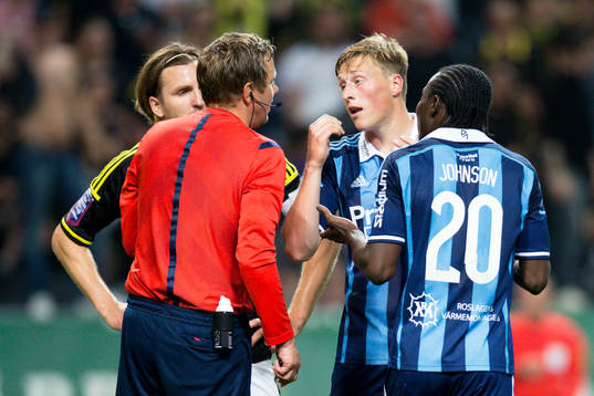 Djurgårdens Emil Bergström och Sam Johnson i en