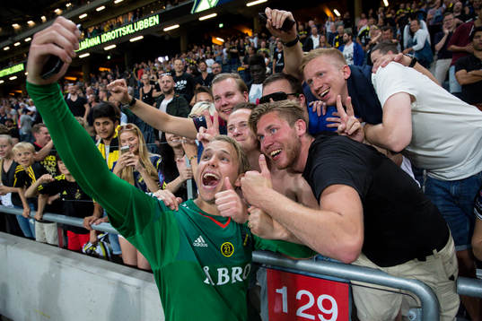s målvakt Patrik Carlgren firar med fansen