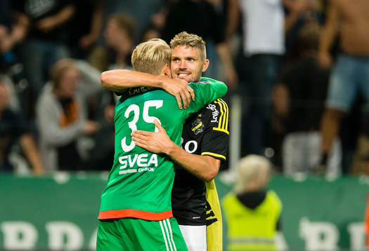 s Jos Hoofield omfamnar målvakt Patrik Carlgren