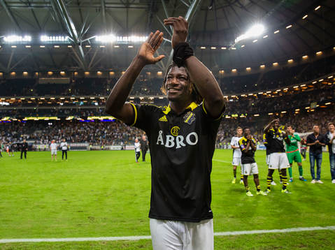 s Mohamed Bangura firar segern med fansen