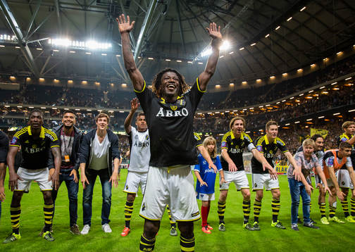 s Mohamed Bangura firar segern med fansen