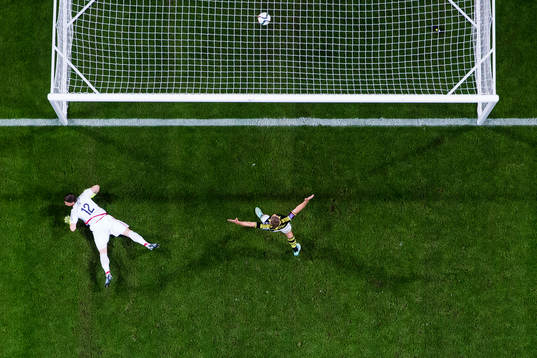 AIK gör 1-0 bakom Djurgårdens målvakt Kenneth Høie