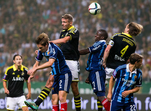 Djurgårdens Jesper Arvidsson och Nyasha Mushekwi i en