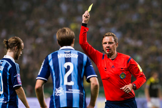 Djurgårdens Jesper Arvidsson får ett gult kort av domare