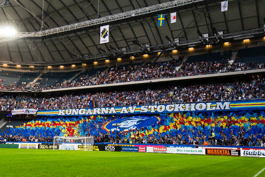 Djurgårdens supportrar med ett TIFO innan fotbollsmatchen