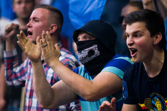 Djurgårdssupporter med maskering