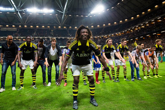 s Mohamed Bangura och resten av laget tackar publiken