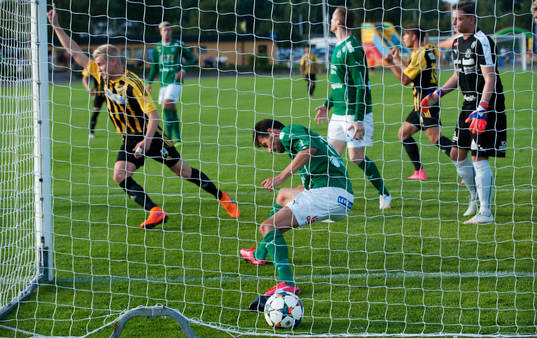 IFK Hässleholms Linus Svensson gör 1-0 i matchen i