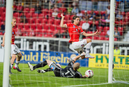 Kalmars Marcus Antonsson  och Sundsvalls målvakt Tommy