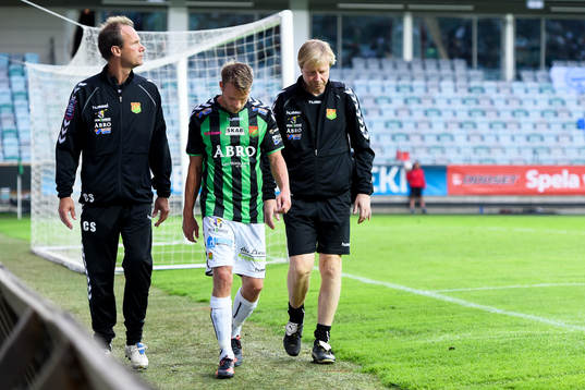GAIS Joel Anell lämnar planen, skadad