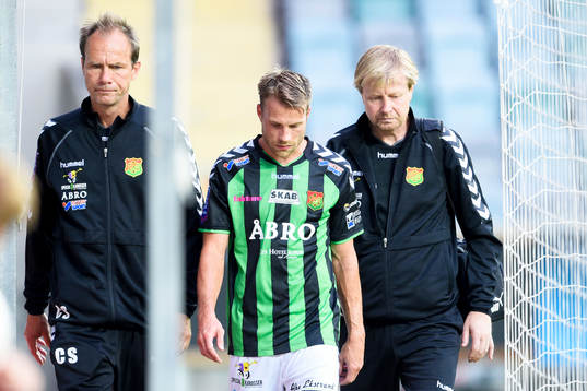 GAIS Joel Anell lämnar planen, skadad