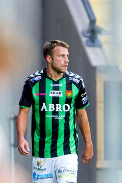 GAIS Joel Anell lämnar planen skadad