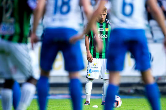 GAIS Malkolm Moenza gör sig redo att slå en frispark