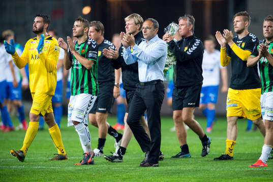 GAIS tränare Per-Ola Ljung tackar publiken