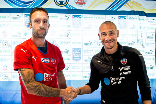 Rade Prica skakar hand med tränare Henrik Larsson