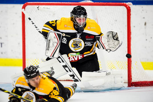 Malmö Redhawks Joey Tenute (ej i bild) skjuter in 0-1