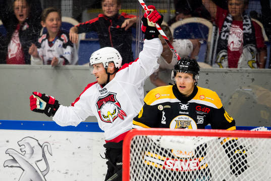 Malmö Redhawks Joey Tenute jublar och Panterns Oliver