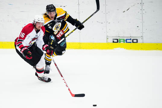 Malmö Redhawks Magnus Häggström jagad av Panterns Robin