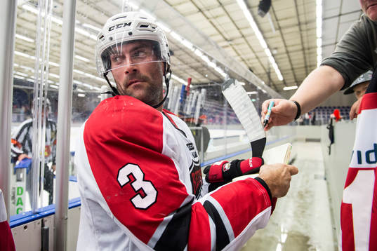 Malmö Redhawks Kent Mcdonell skriver autografer