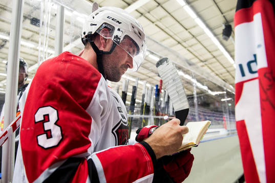 Malmö Redhawks Kent Mcdonell skriver autografer