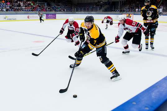 Panterns Filip Windlert jagad av Malmö Redhawks Henrik