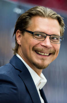 Malmö Redhawks tränare Björn Hellkvist skrattar