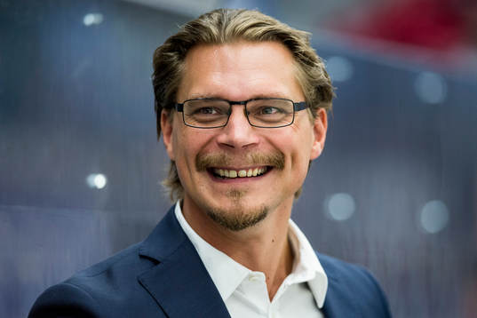 Malmö Redhawks tränare Björn Hellkvist skrattar