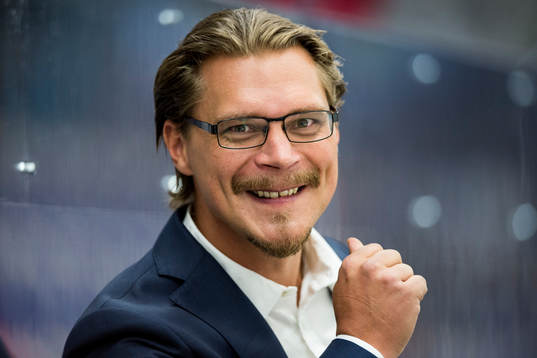 Malmö Redhawks tränare Björn Hellkvist skrattar