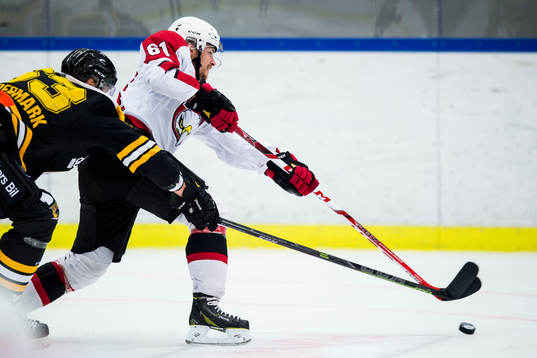 Malmö Redhawks Nicklas Jadeland testar skott