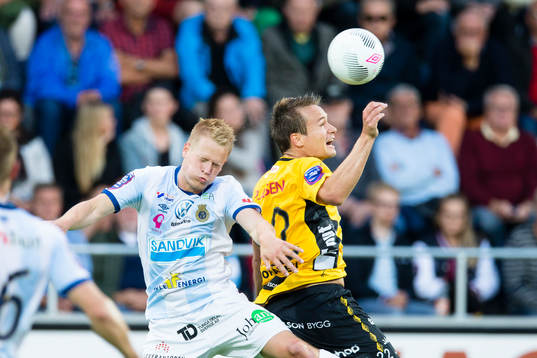Elfsborgs Viktor Prodell i kamp om bollen med Gefles Martin