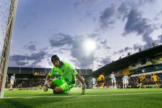 Gefles målvakt Emil Hedvall ser deppig ut