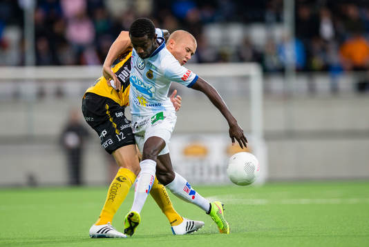 Elfsborgs Sebastian Holmén i kamp om bollen med Gefles