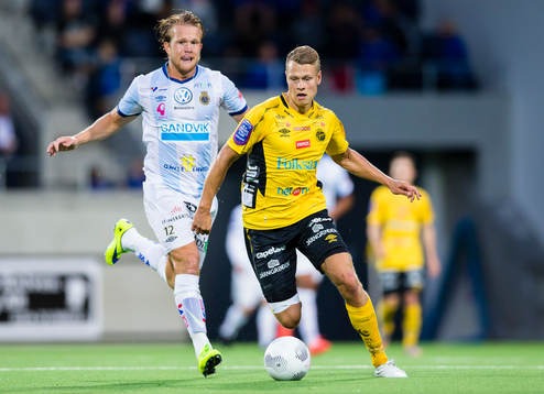 Elfsborgs Viktor Claesson jagas av Gefles Anders