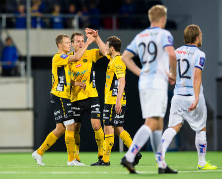 Elfsborgs Viktor Claesson (v) firar med Elfsborgs spelare