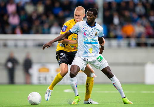 Gefles Dioh Williams i kamp om bollen med Elfsborgs
