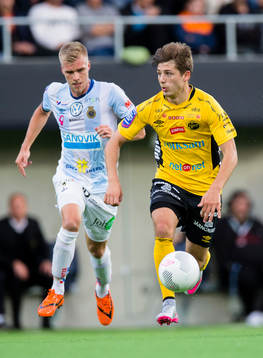Elfsborgs Arber Zeneli jagas av Gefles Robin Nilsson