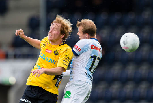 Gefles Jonas Lantto i kamp om bollen med Elfsborgs Simon