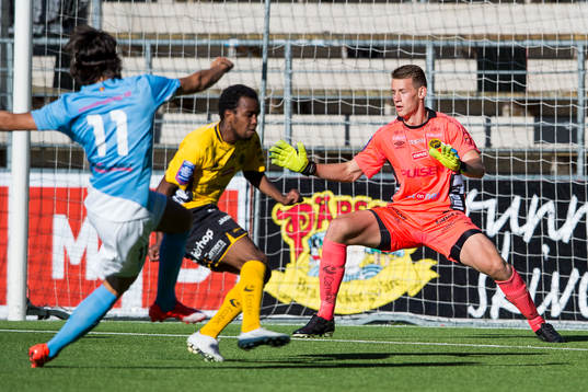 Malmö FFs Emin Karaman (rygg mot kameran) skjuter strax